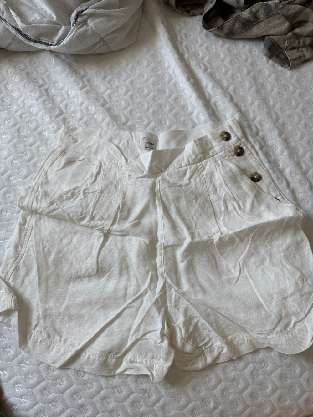 High-Waist Cream Women's Shorts with Side Button Detail Wilfred linen